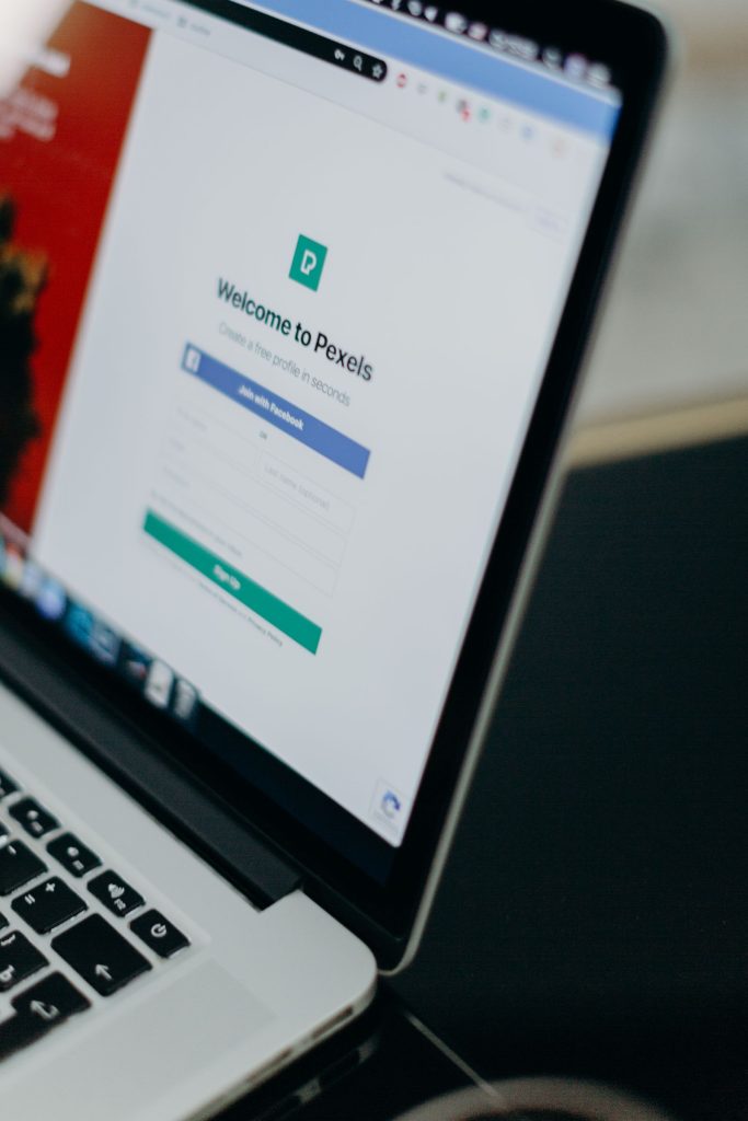 حاسوب محمول يعرض صفحة موقع إلكتروني — صفحة هبوط
