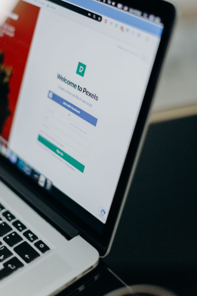 حاسوب محمول يعرض صفحة موقع إلكتروني — صفحة هبوط